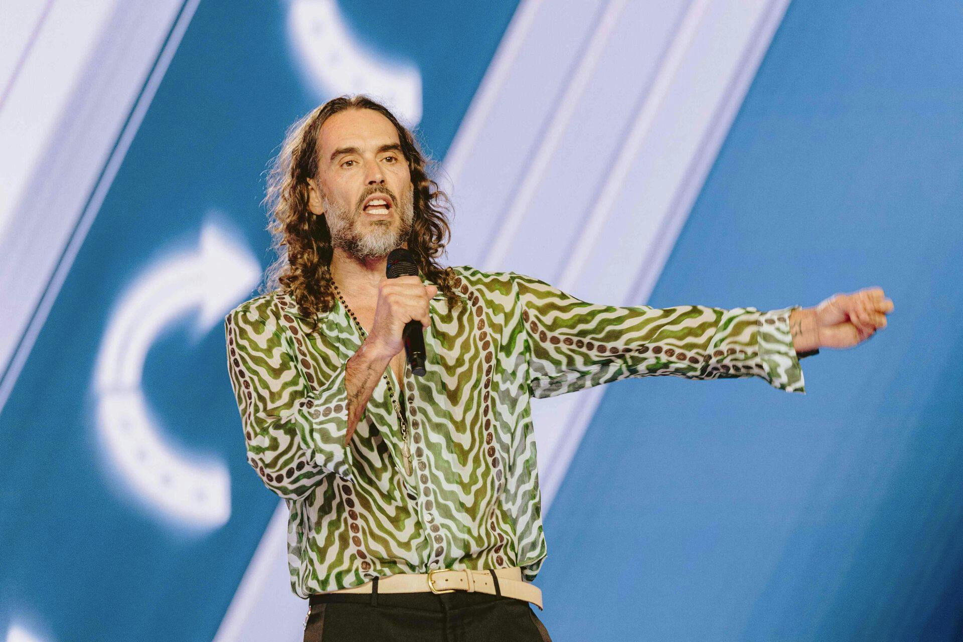 Russell Brand, der er i forvejen er anklaget for to tilfælde af voldtægt og flere seksuelle overgreb, er sigtet for to nye overgreb.