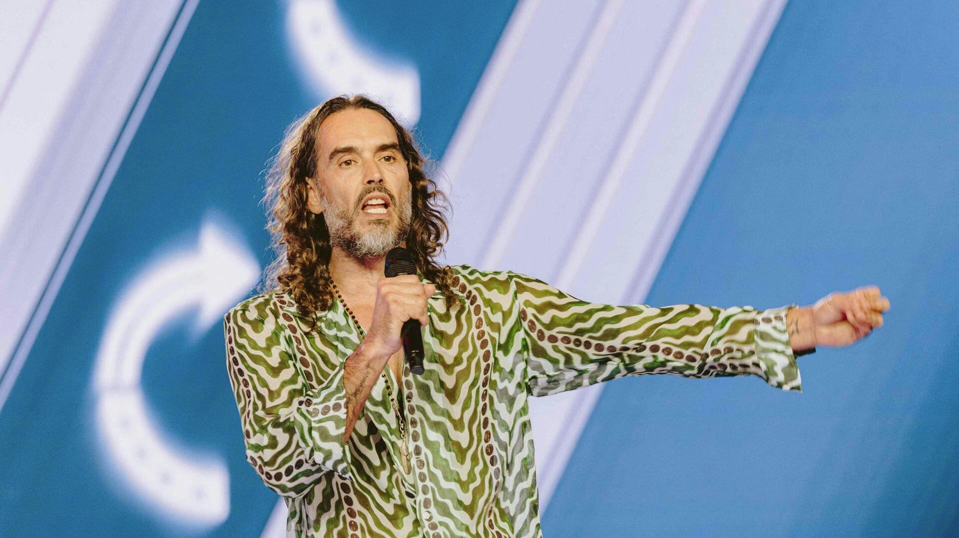 Russell Brand, der er i forvejen er anklaget for to tilfælde af voldtægt og flere seksuelle overgreb, er sigtet for to nye overgreb.