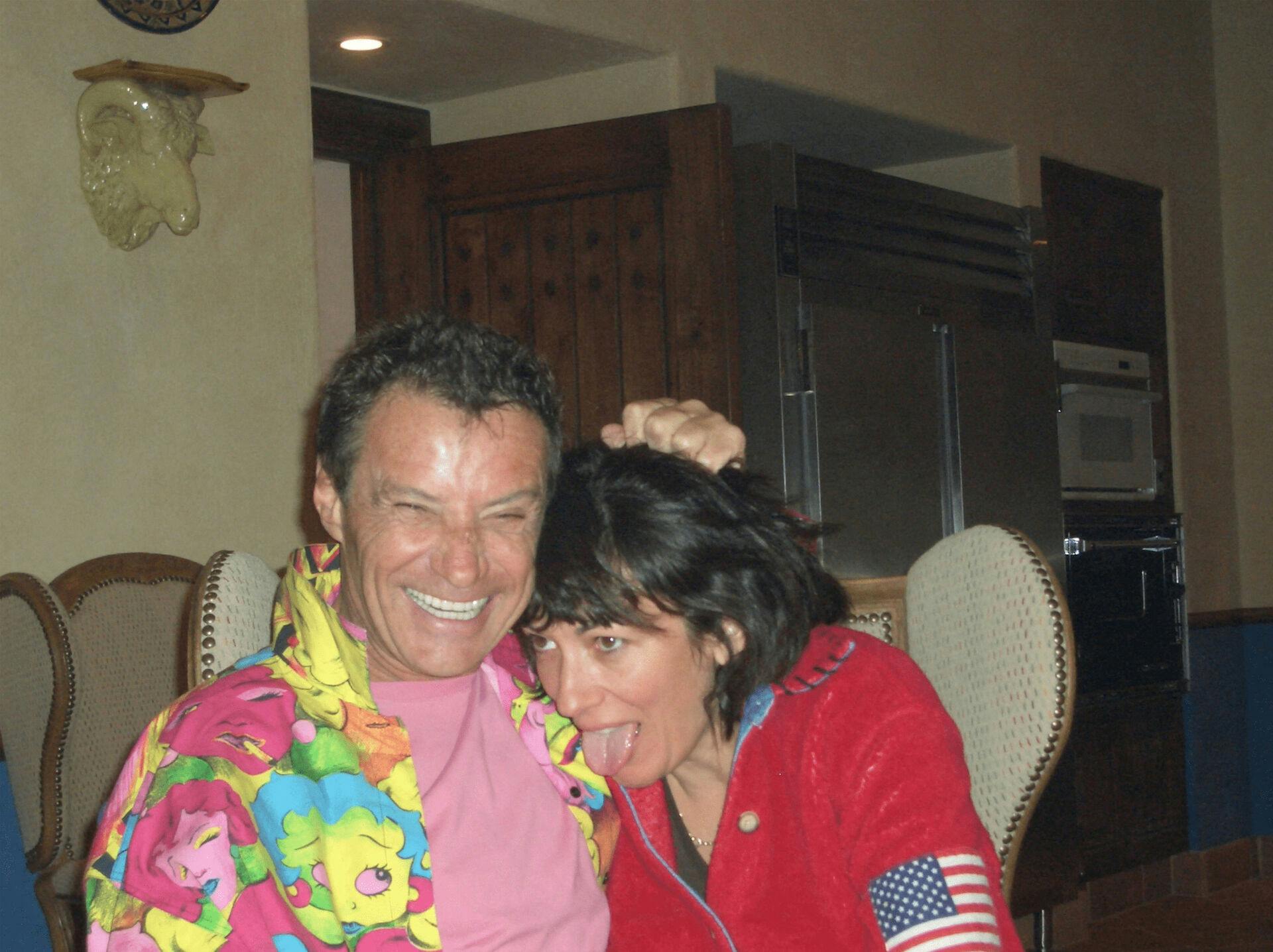 Den nu fænglede Ghislaine Maxwell ses her sammen med afdøde Jean-Luc Brunel. Billedet er blot et af tusindvis, der i disse dage bliver frigvet som en del af de såkaldte Epstein-filer. Brunel lavede forretninger med Epstein, og de rejste blandt andet til København sammen, viser andre billeder i filerne.