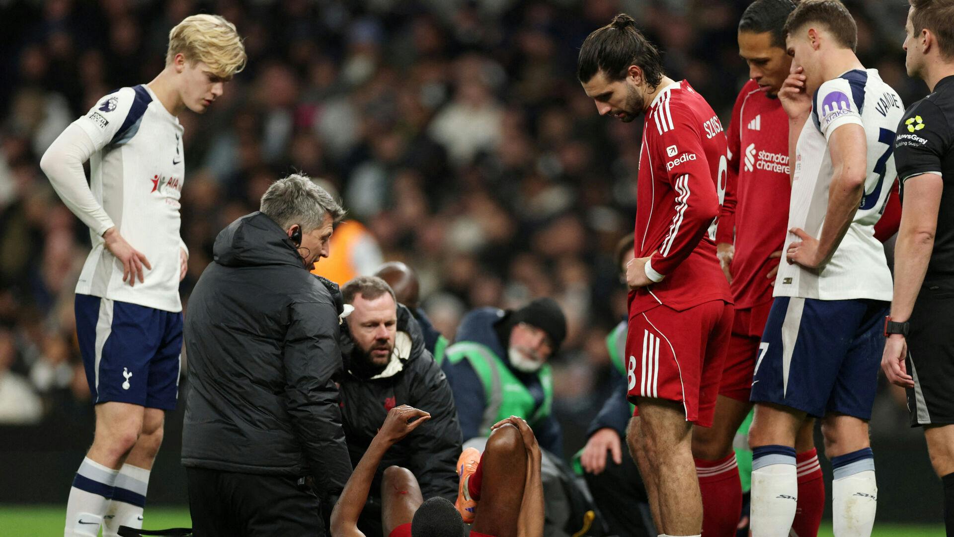 Alexander Isak måtte forlade banen efter skaden mod Tottenham. Han blev kort efter opereret.