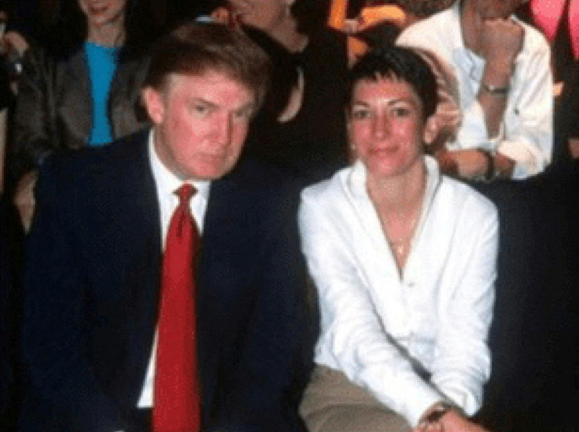 Donald Trump ses her med Jeffrey Epstein-parteren Ghislaine Maxwell.