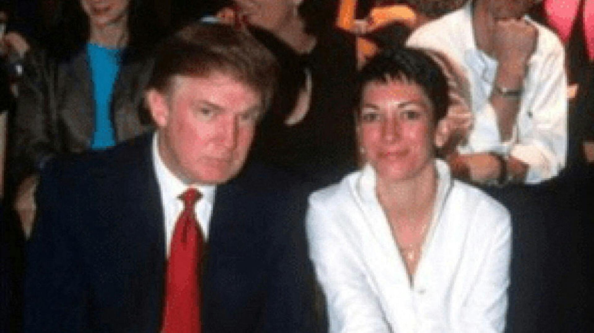 Donald Trump ses her med Jeffrey Epstein-parteren Ghislaine Maxwell.