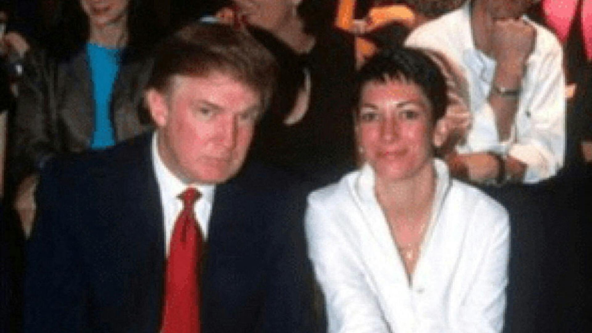 Donald Trump ses her med Jeffrey Epstein-parteren Ghislaine Maxwell.