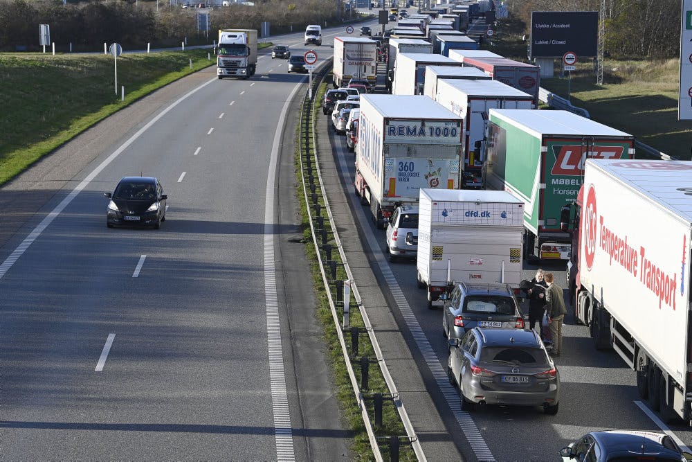 For at undgå at holde i kø eller køre i tæt trafik lillejuleaftensdag anbefaler Vejdirektoratet at undgå tidsrummet mellem klokken 11.00 og 14.00. (Arkivfoto). - Foto: Lars Møller/Ritzau Scanpix