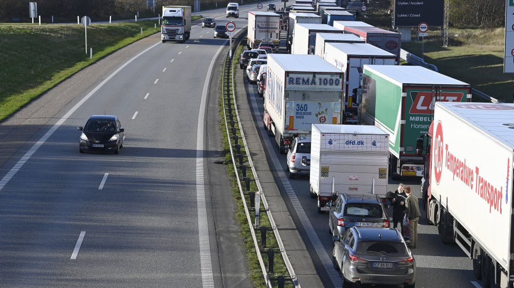 For at undgå at holde i kø eller køre i tæt trafik lillejuleaftensdag anbefaler Vejdirektoratet at undgå tidsrummet mellem klokken 11.00 og 14.00. (Arkivfoto). - Foto: Lars Møller/Ritzau Scanpix