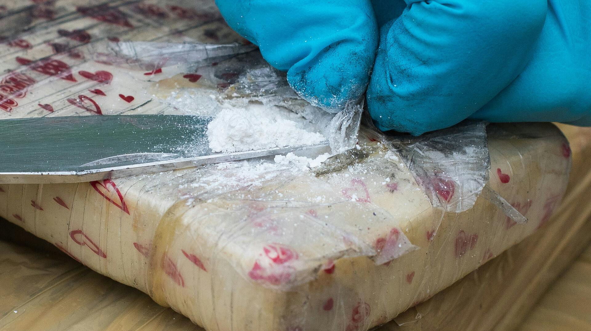 Ifølge politiet har en dansk bandeboss været med til at sælge hele 40 kilo kokain - han sidder lige nu varetægtsfængslet i sagen, hvor han er beskyttet af et navneforbud.