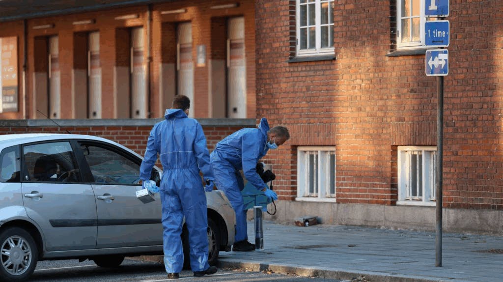 Politiets teknikere på Horsens Banegård, efter er voldsomt knivdrama på stationen tilbage i august.