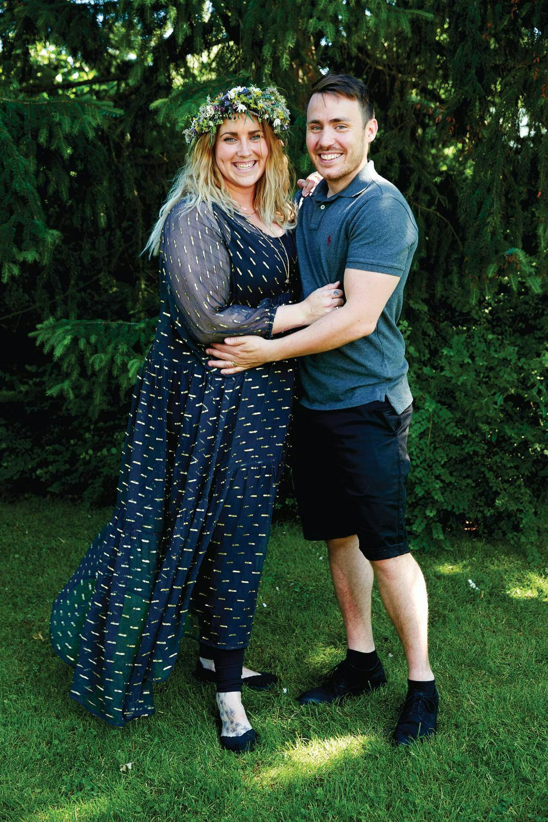 Parret blev forlovet i 2015, og kort efter deltagelsen i "Nybyggerne" to år senere, blev de gift.