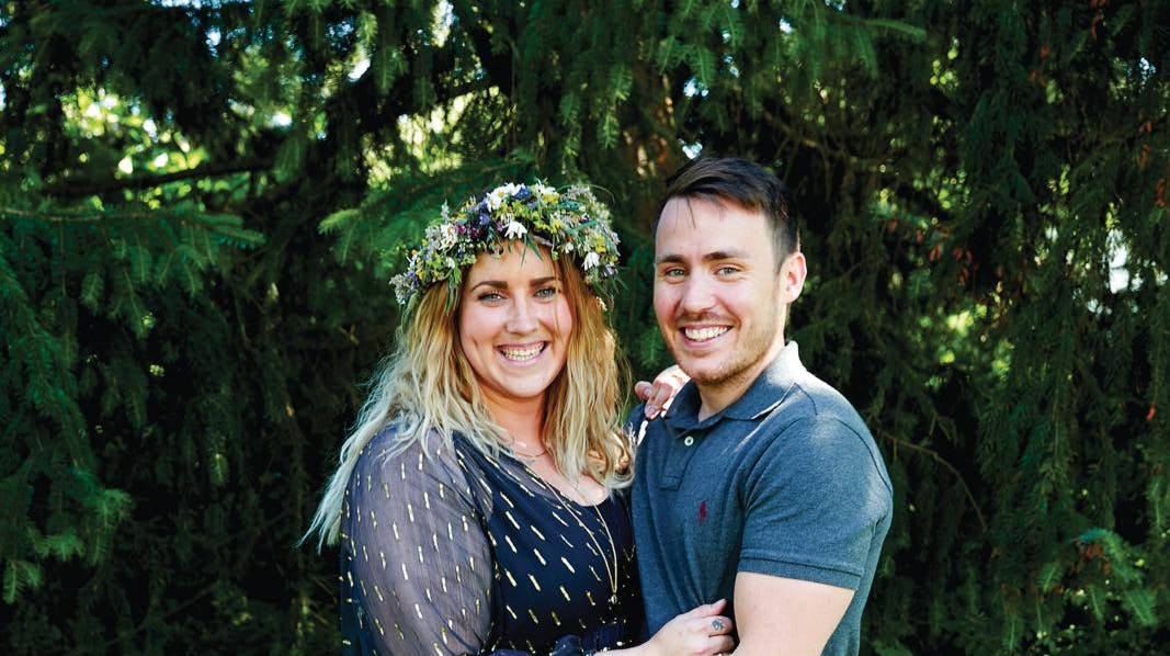 Parret blev forlovet i 2015, og kort efter deltagelsen i "Nybyggerne" to år senere, blev de gift.