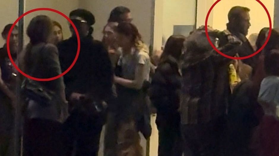 Ben Affleck står her oppe til højre, mens Jennifer Lopez (v) kan ses få meter fra ham.