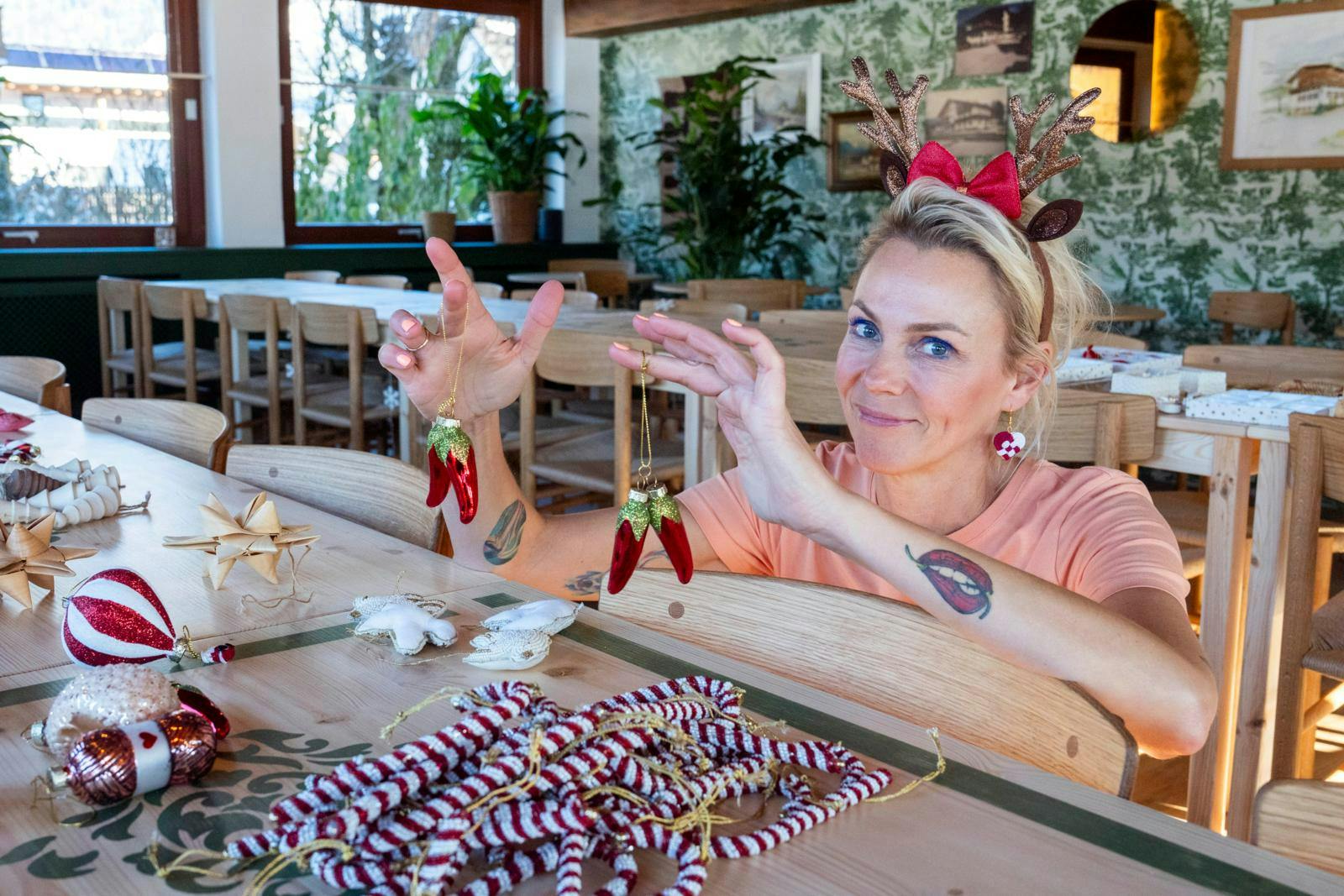 Lene Beier fejrer jul på sit hotel i Østrig med 60 gæster, julemiddag, pakkeleg og forhåbentligt masser af sne. Men det bliver uden gaver under træet.