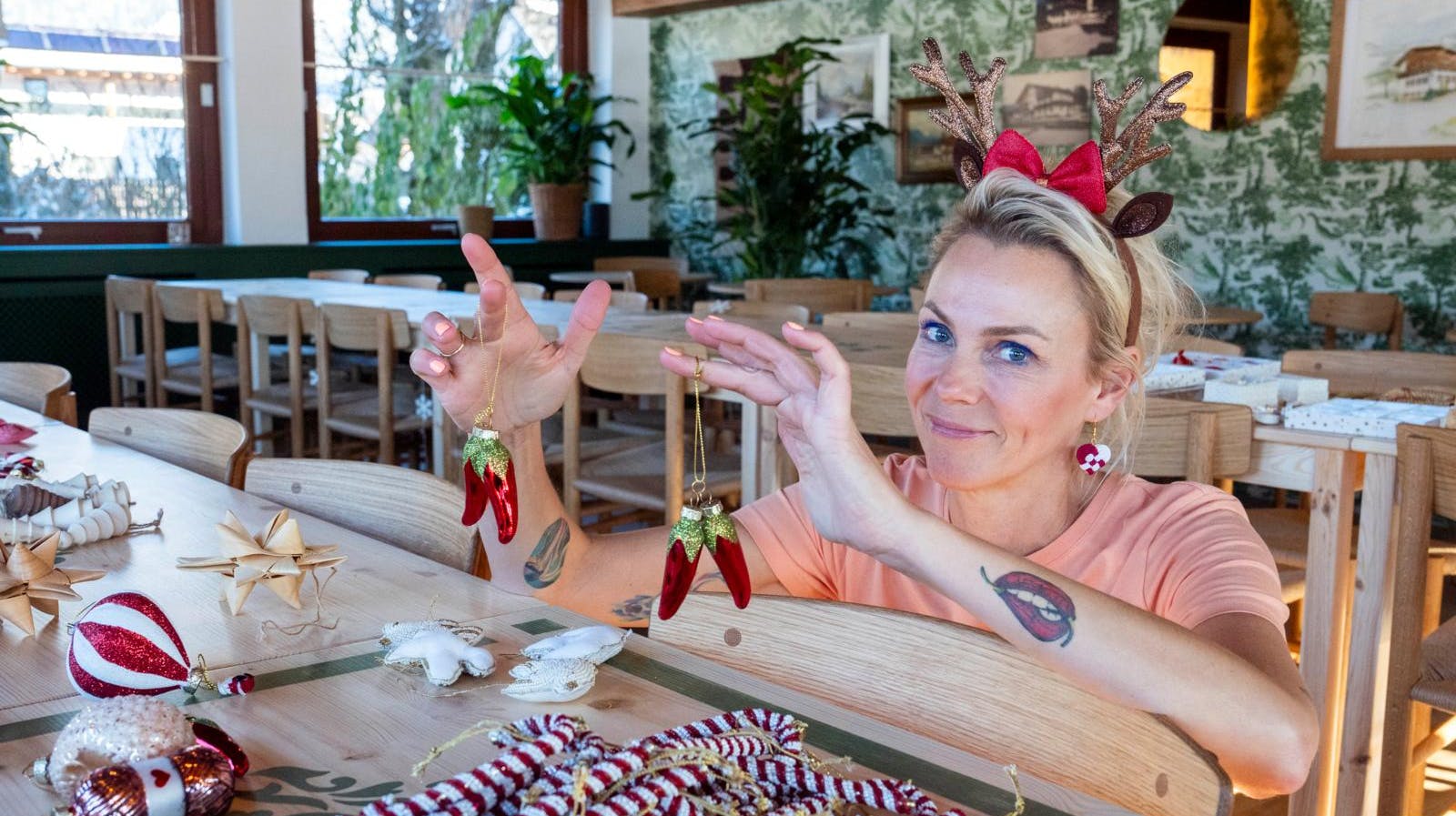 Lene Beier fejrer jul på sit hotel i Østrig med 60 gæster, julemiddag, pakkeleg og forhåbentligt masser af sne. Men det bliver uden gaver under træet.