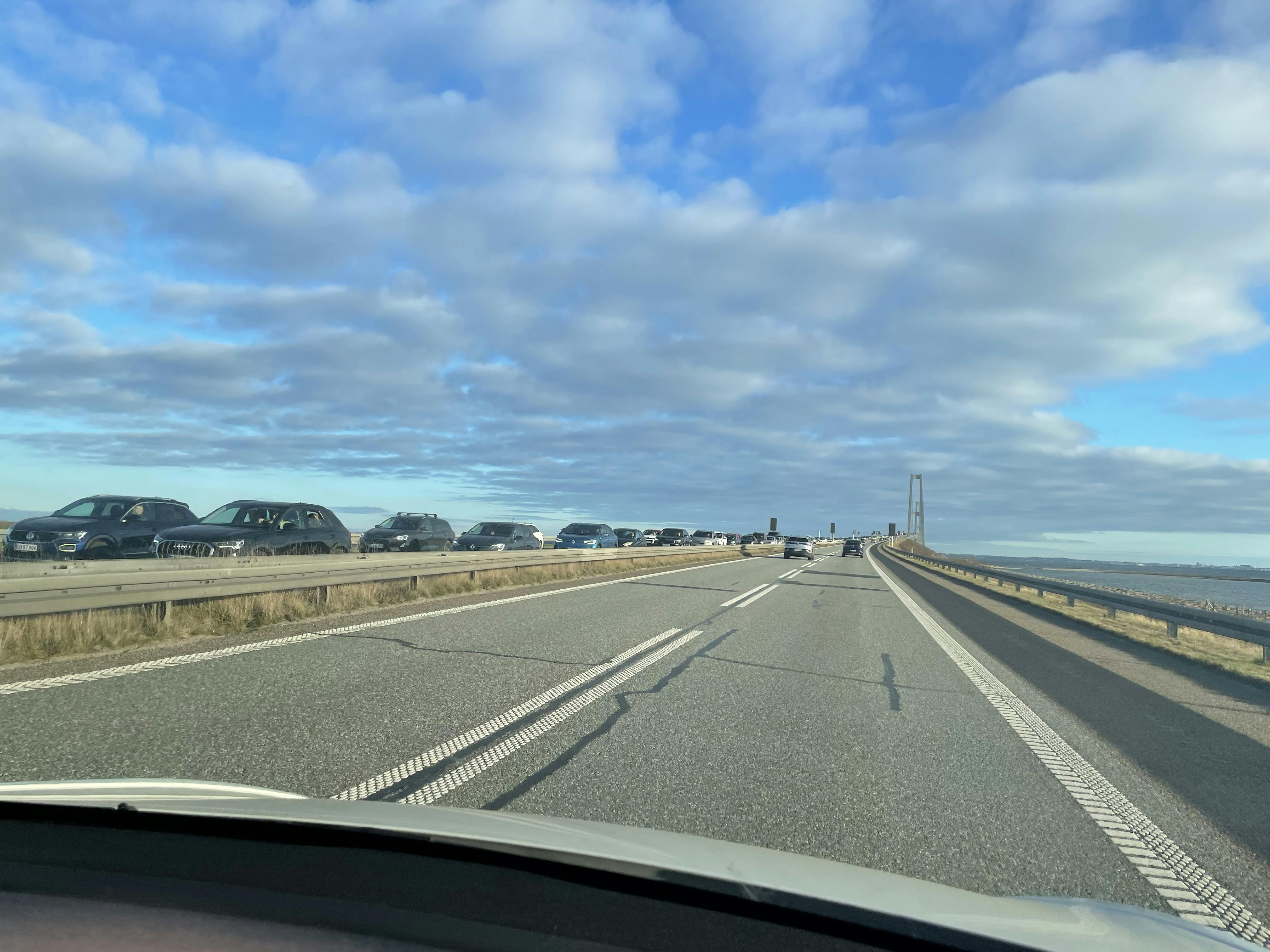 Det skal straks lange køer i den ene retning på broen.