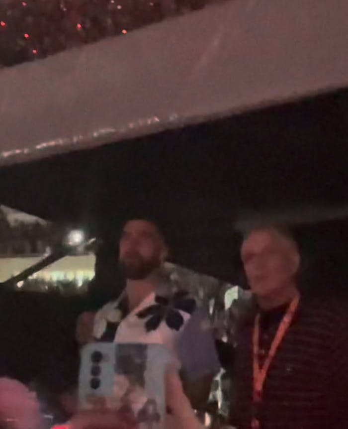 Taylor Swifts far Scott Swift ses her med sin kommende svigersøn Travis Kelce.