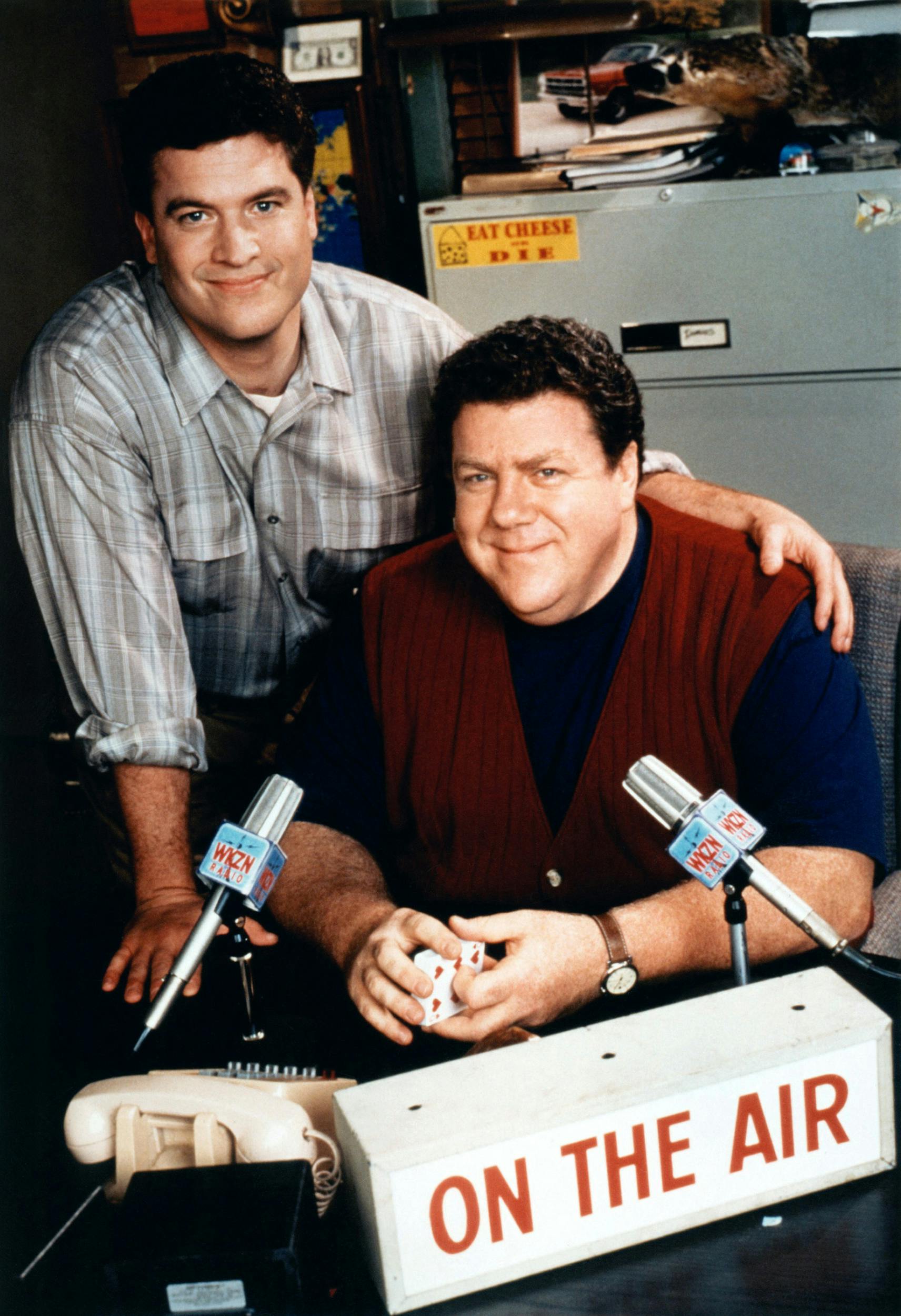 Her ses Pat Finn (t.v.) og skuespilleren George Wendt sammen i 1995. Sidstnævnte blev verdensberømt for sin rolle i tv-serien "Sams Bar". Han døde tidligere i år 76 år gammel.