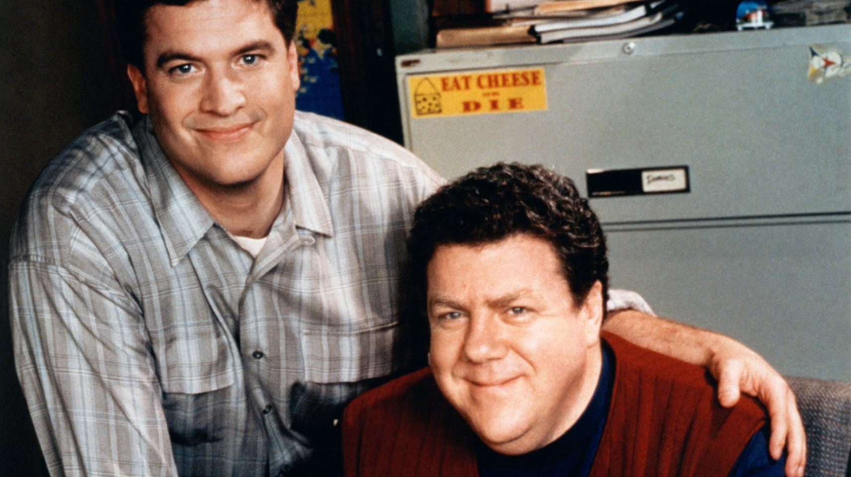 Her ses Pat Finn (t.v.) og skuespilleren George Wendt sammen i 1995. Sidstnævnte blev verdensberømt for sin rolle i tv-serien "Sams Bar". Han døde tidligere i år 76 år gammel.