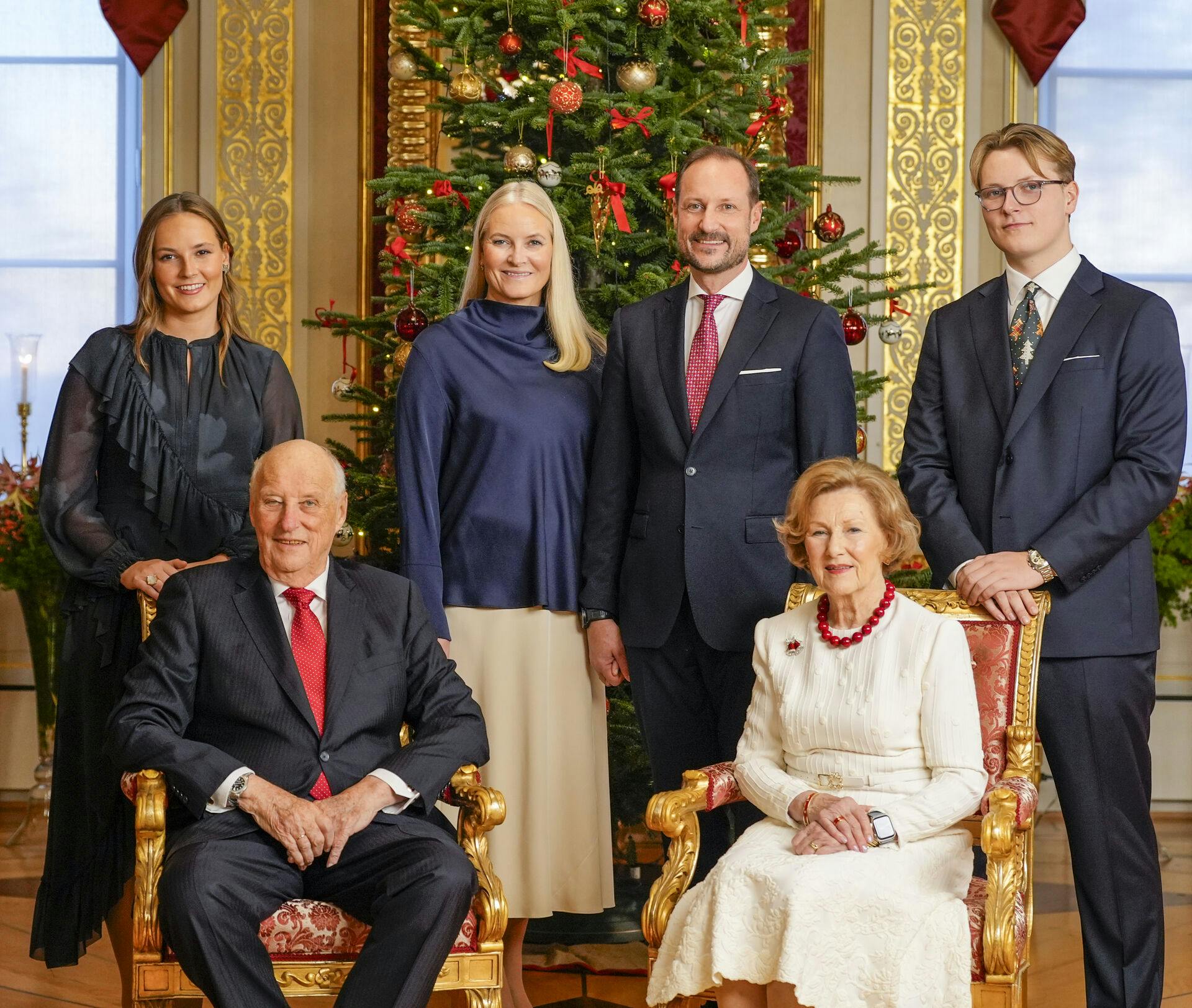 Årets familiefoto af det norske kongepar, kronprinsepar og deres fælles børn.