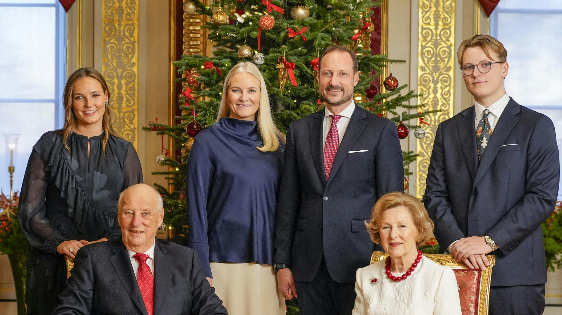 Årets familiefoto af det norske kongepar, kronprinsepar og deres fælles børn.