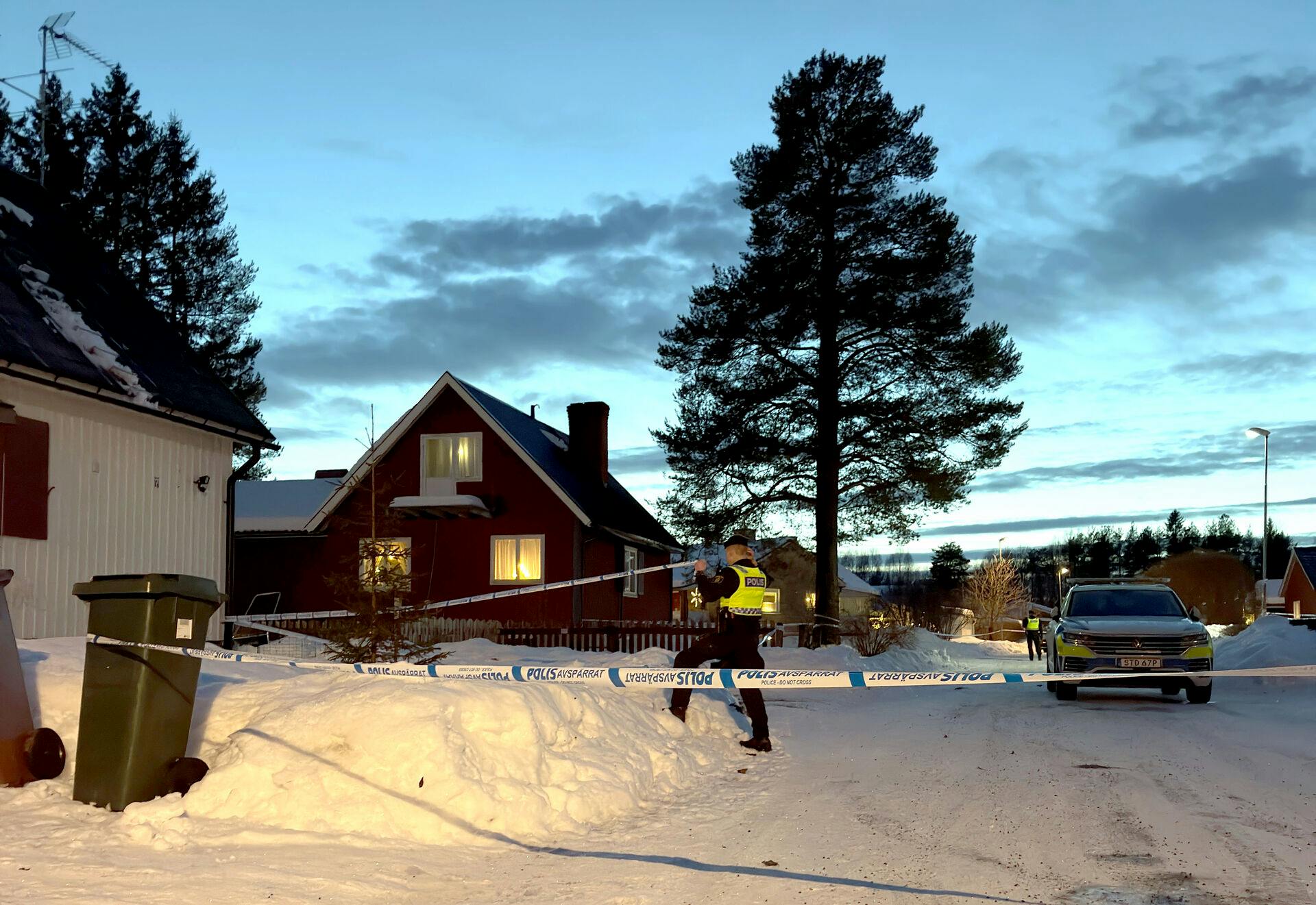 Politiet er til stede på adressen i Boden.