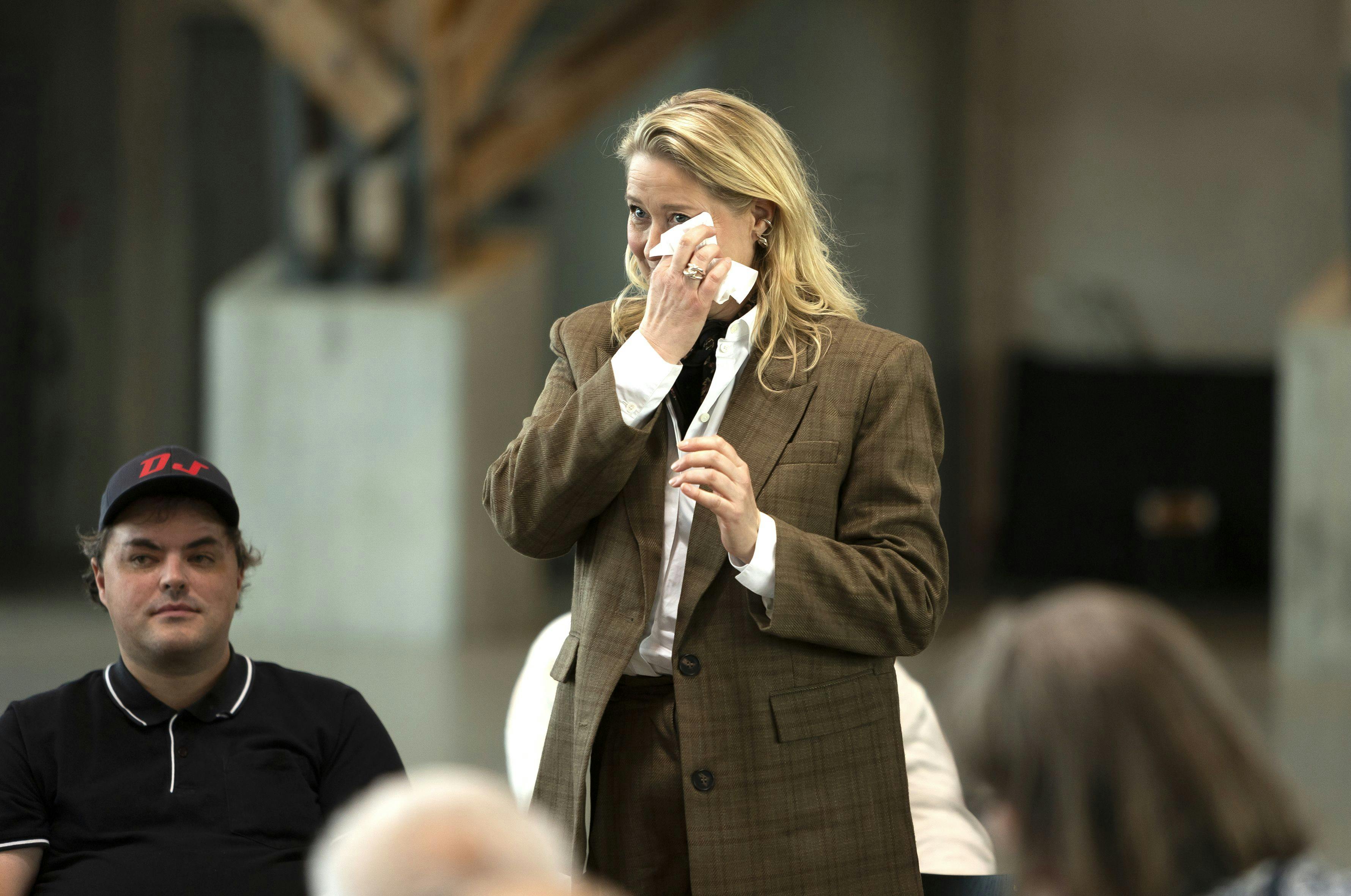 Tårerne måtte tørres væk, da Trine Dyrholm fortalte om sit liv i DR-programmet.