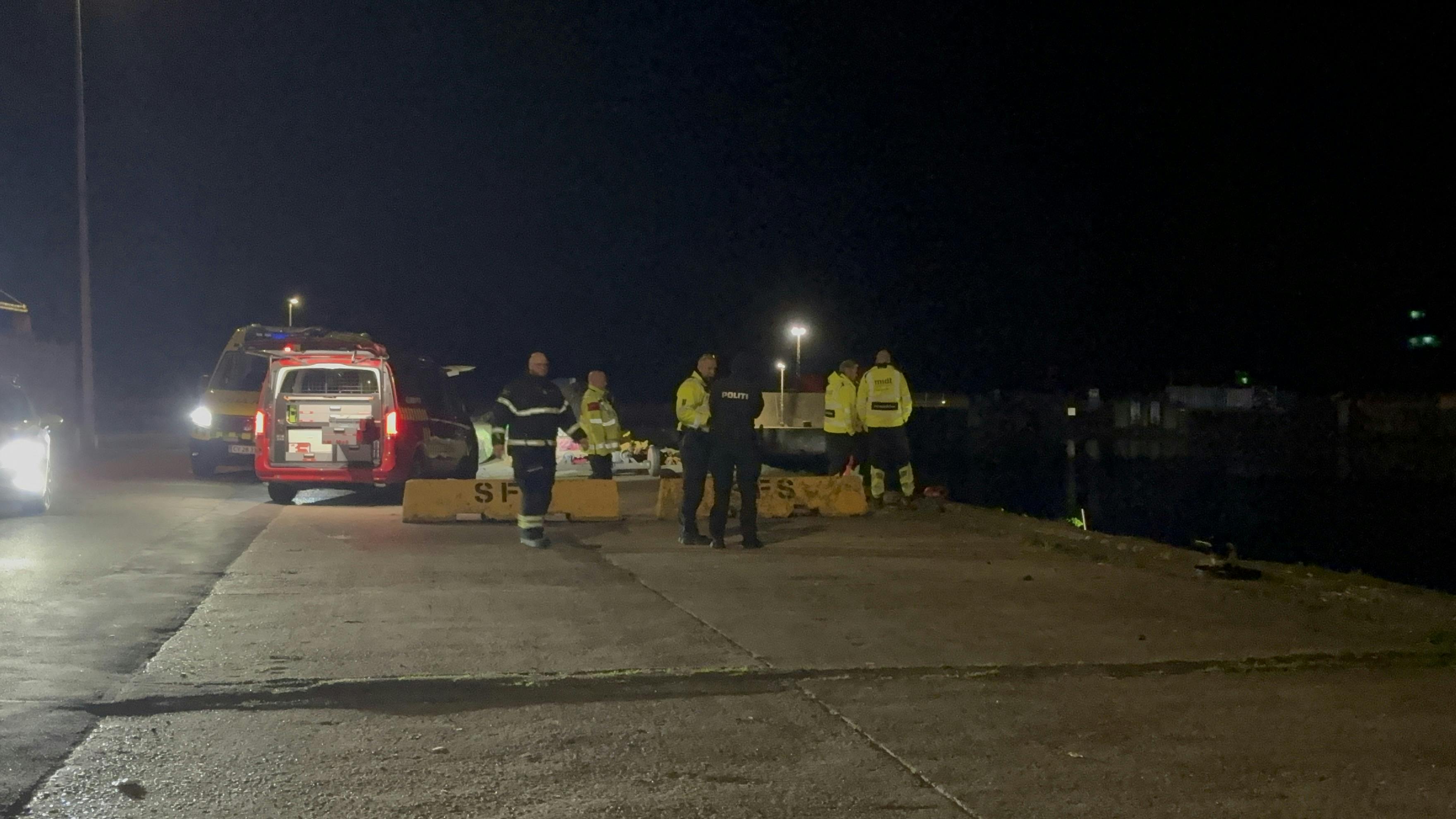 Politi, ambulance og brandvæsenet er til stede på havnen i Grenaa.