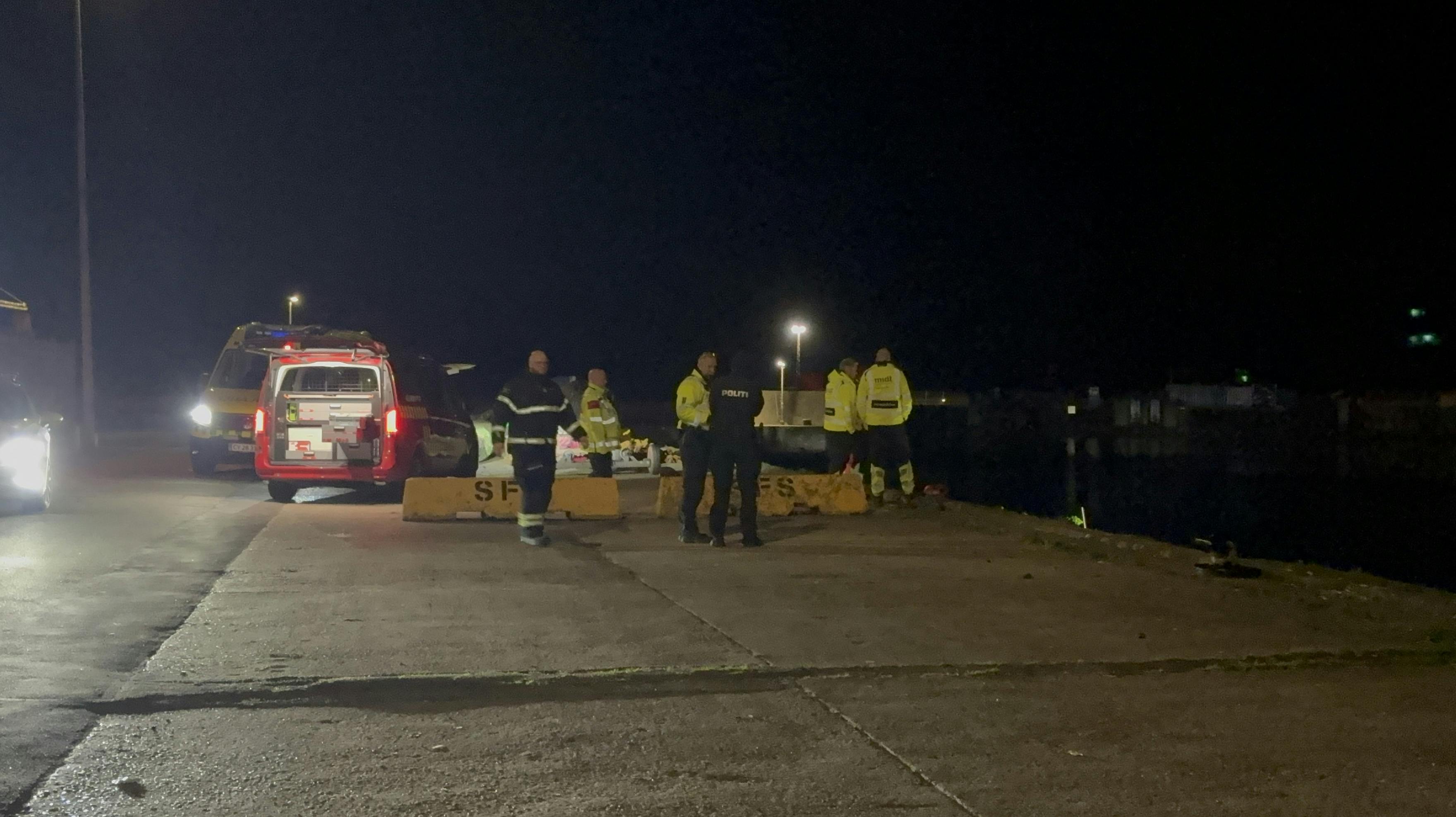 Politi, ambulance og brandvæsenet er til stede på havnen i Grenaa.