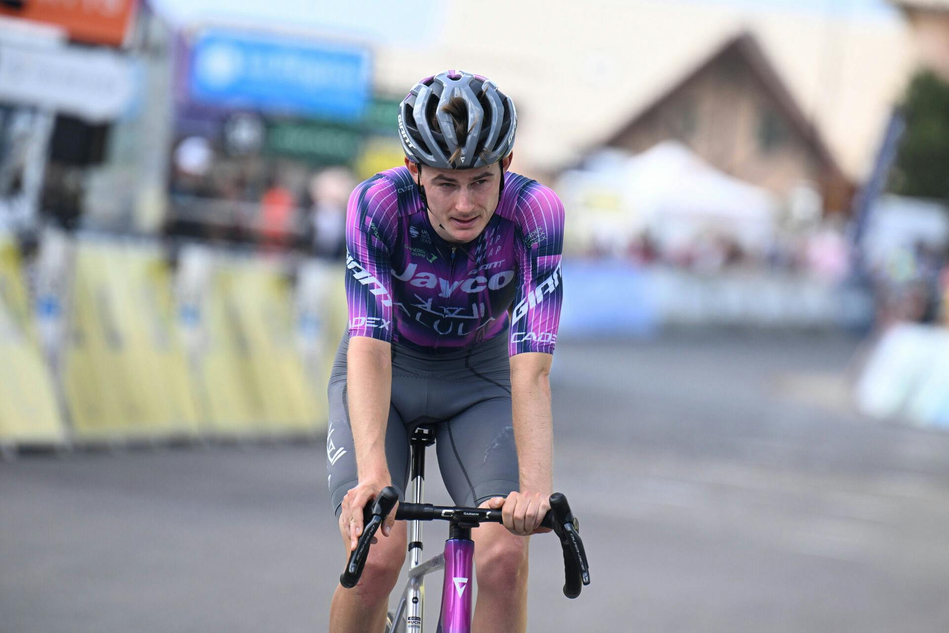 Asbjørn Hellemoses sidste halvdel af 2025 blev ikke som håbet. Tabet af Samuele Privitera satte sig dybt. Nu sætter den danske cykelrytter ord på den 19-årige italieners død.