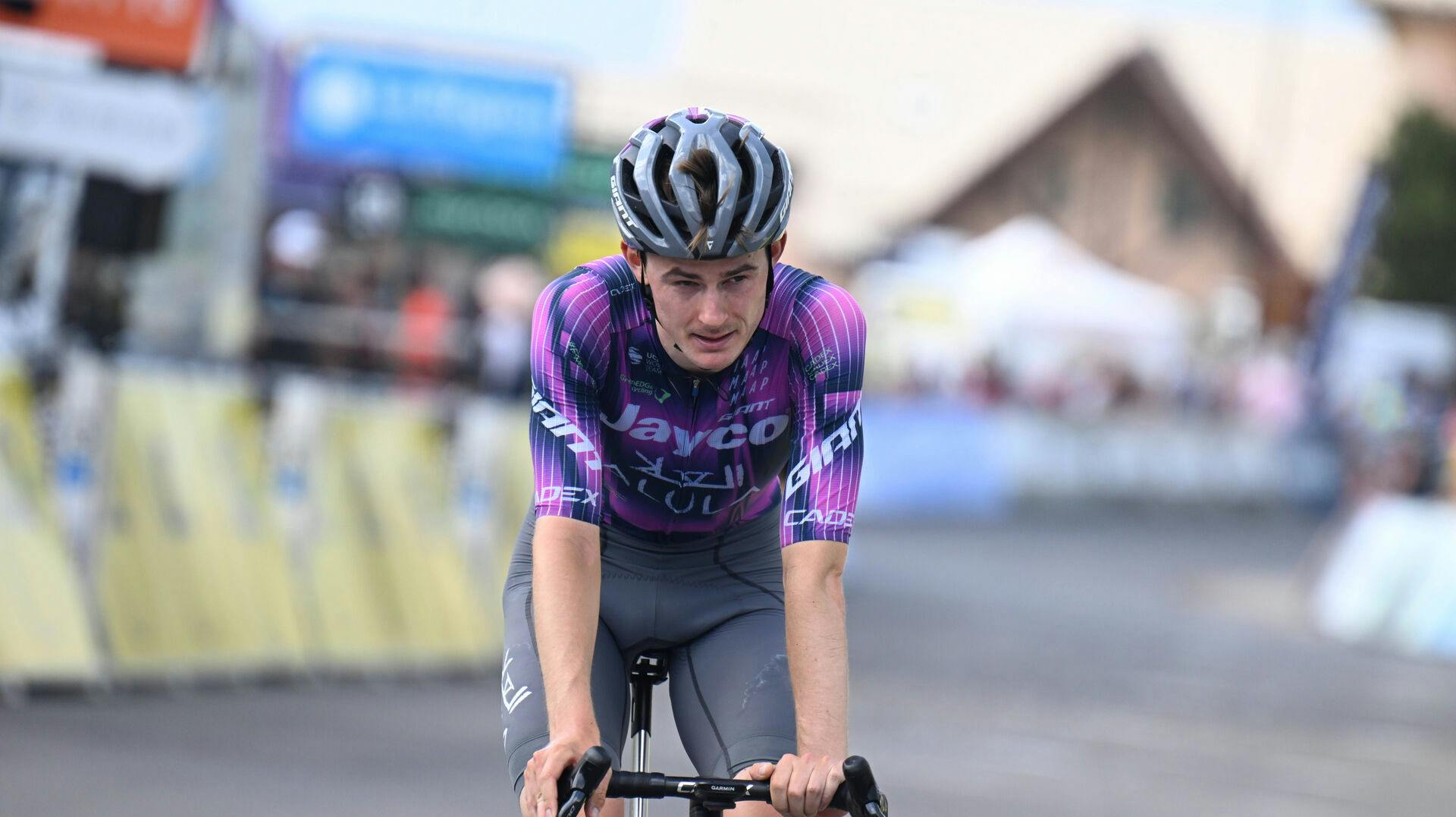 Asbjørn Hellemoses sidste halvdel af 2025 blev ikke som håbet. Tabet af Samuele Privitera satte sig dybt. Nu sætter den danske cykelrytter ord på den 19-årige italieners død.