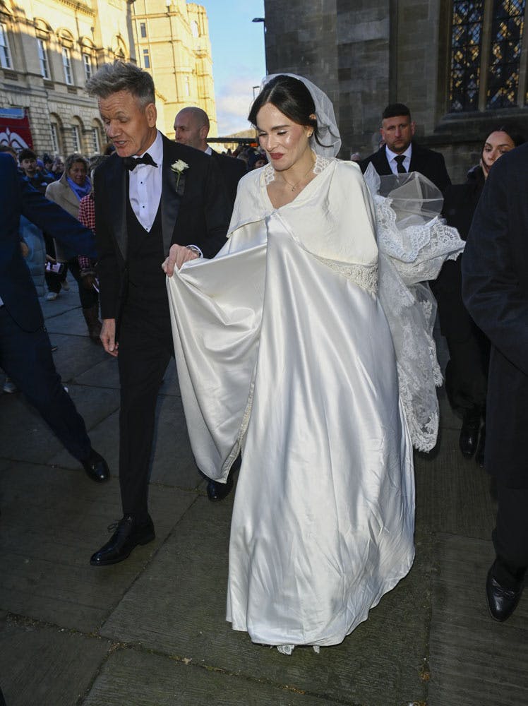 Med sin far ankom Holly Ramsay til Bath Abbey.