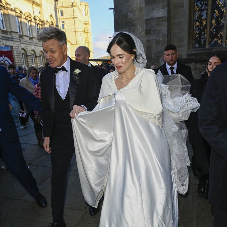 Med sin far ankom Holly Ramsay til Bath Abbey.