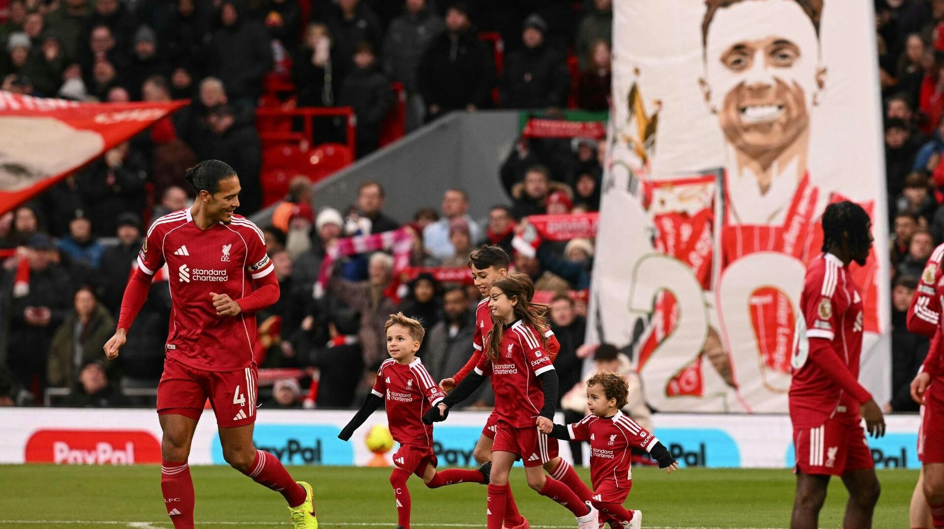 Liverpool-kaptajn Virgil van Dijk skarpt efterfulgt af Diogo Jotas familiemedlemmer.