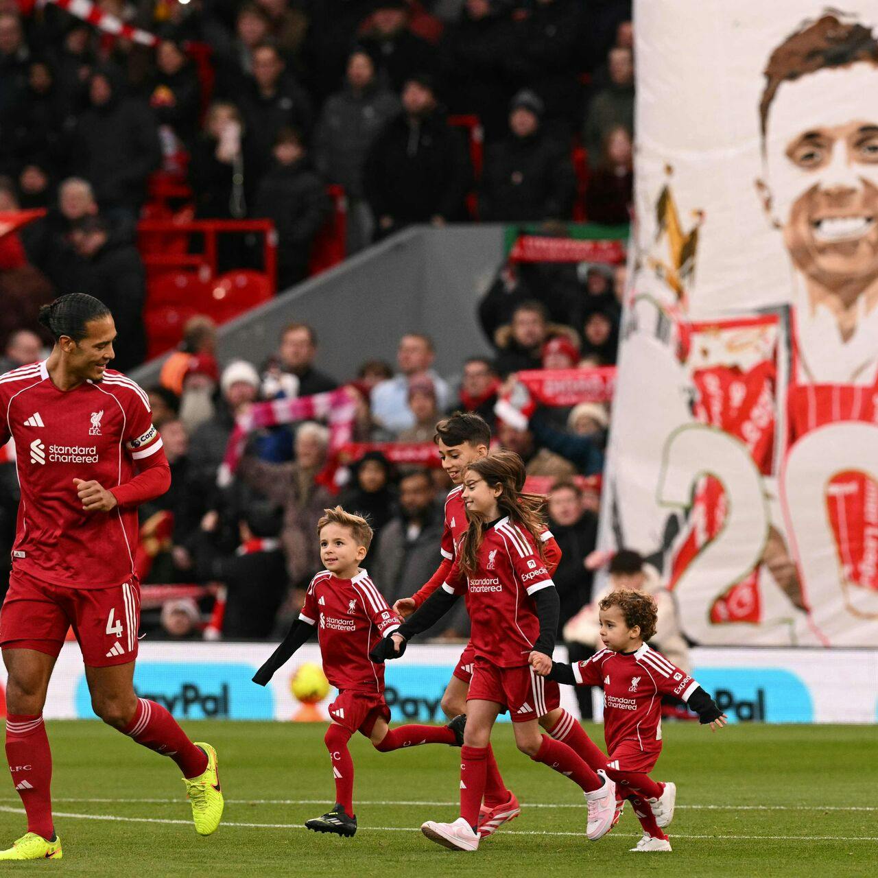 Liverpool-kaptajn Virgil van Dijk skarpt efterfulgt af Diogo Jotas familiemedlemmer.