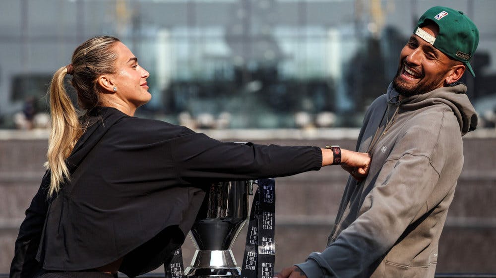 Humøret var højt mellem Aryna Sabalenka og Nick Kyrgios på lørdagens pressemøde forud for den imødesete showkamp på tværs af kønnene. 