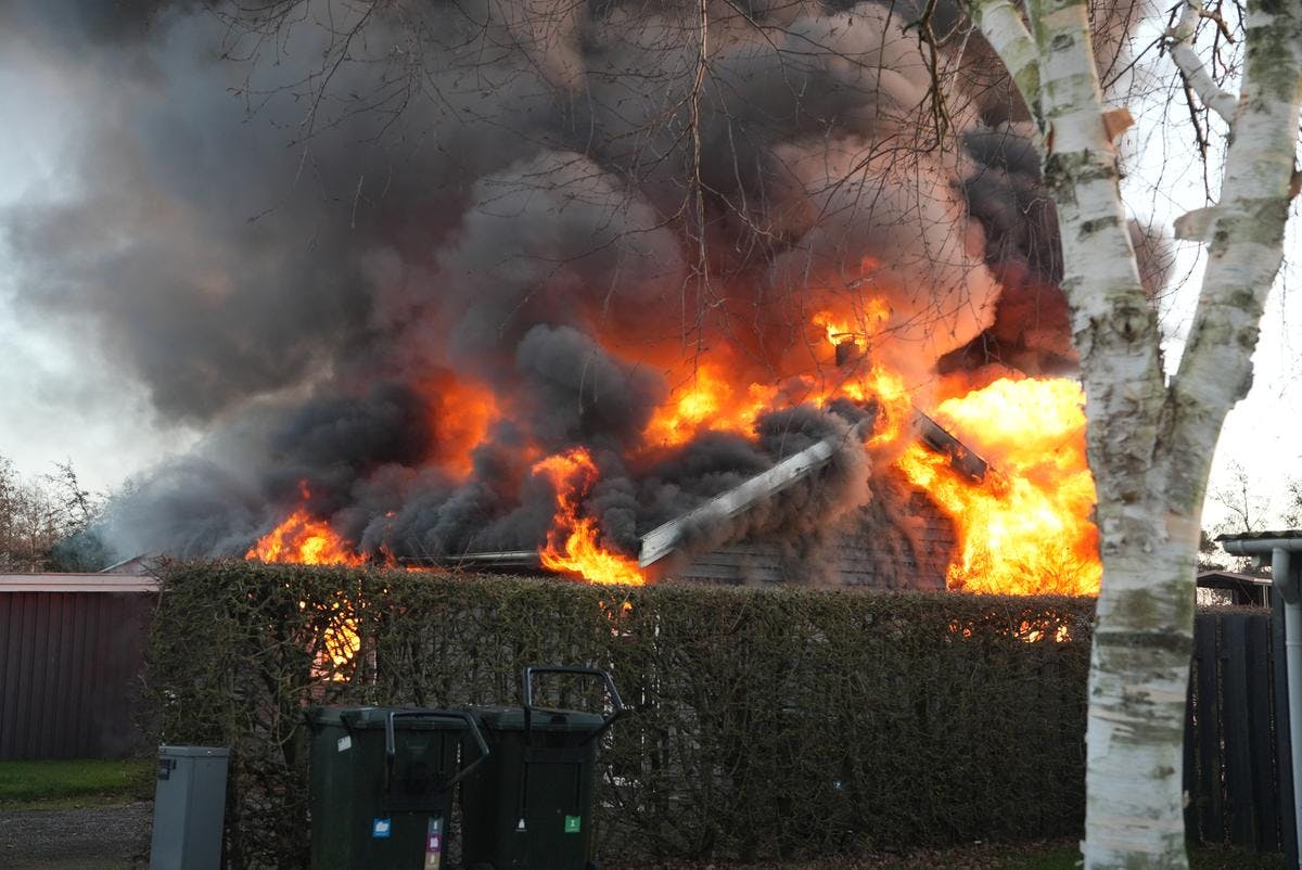 En ældre mand er lørdag blevet reddet ud af et brændende sommerhus i Juelsminde.