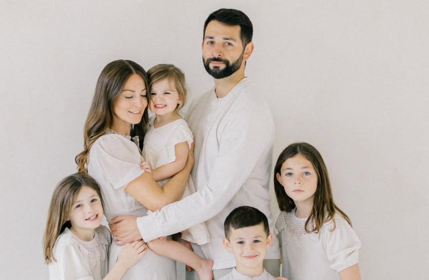 I april 2024 mistede influencer Melissa Mae Carlton og husbonden Tom datteren Abigail. Juleaften døde Abigails lillesøster Molly pludseligt.