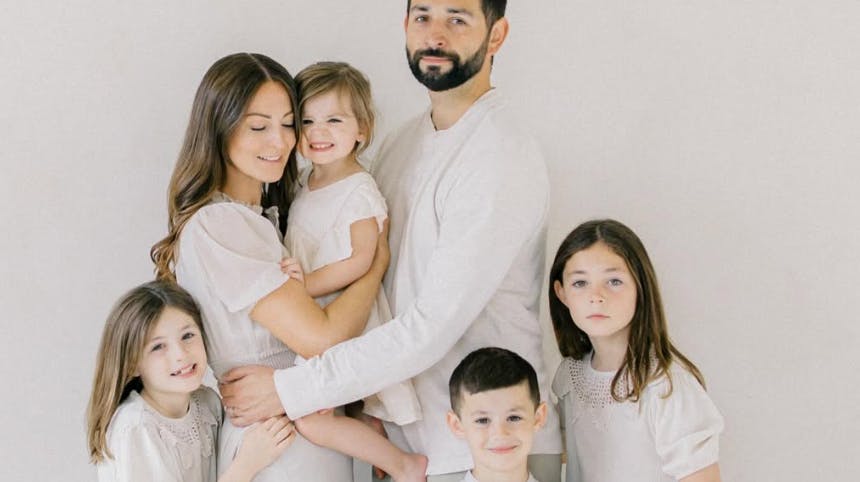 I april 2024 mistede influencer Melissa Mae Carlton og husbonden Tom datteren Abigail. Juleaften døde Abigails lillesøster Molly pludseligt.