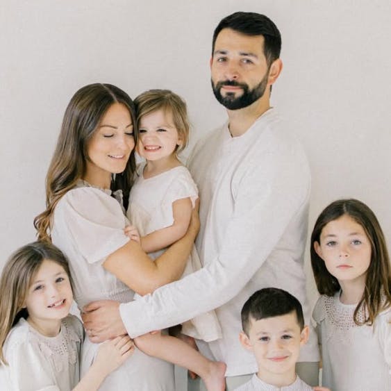 I april 2024 mistede influencer Melissa Mae Carlton og husbonden Tom datteren Abigail. Juleaften døde Abigails lillesøster Molly pludseligt.