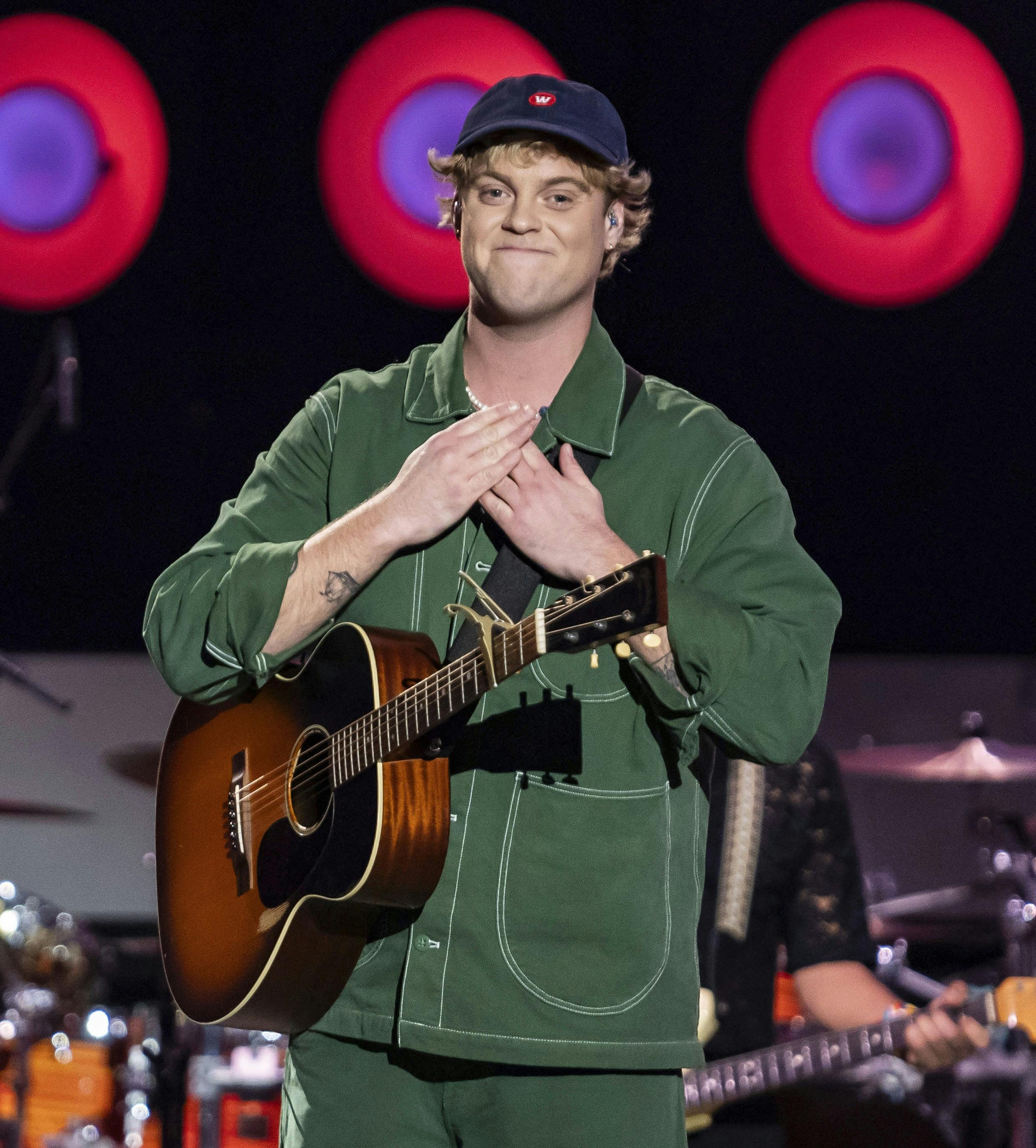 Hjalmer Larsen er blevet single.