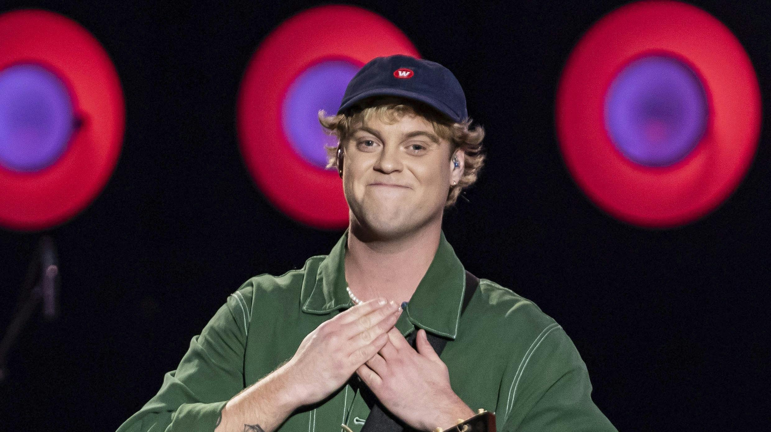 Hjalmer Larsen er blevet single.