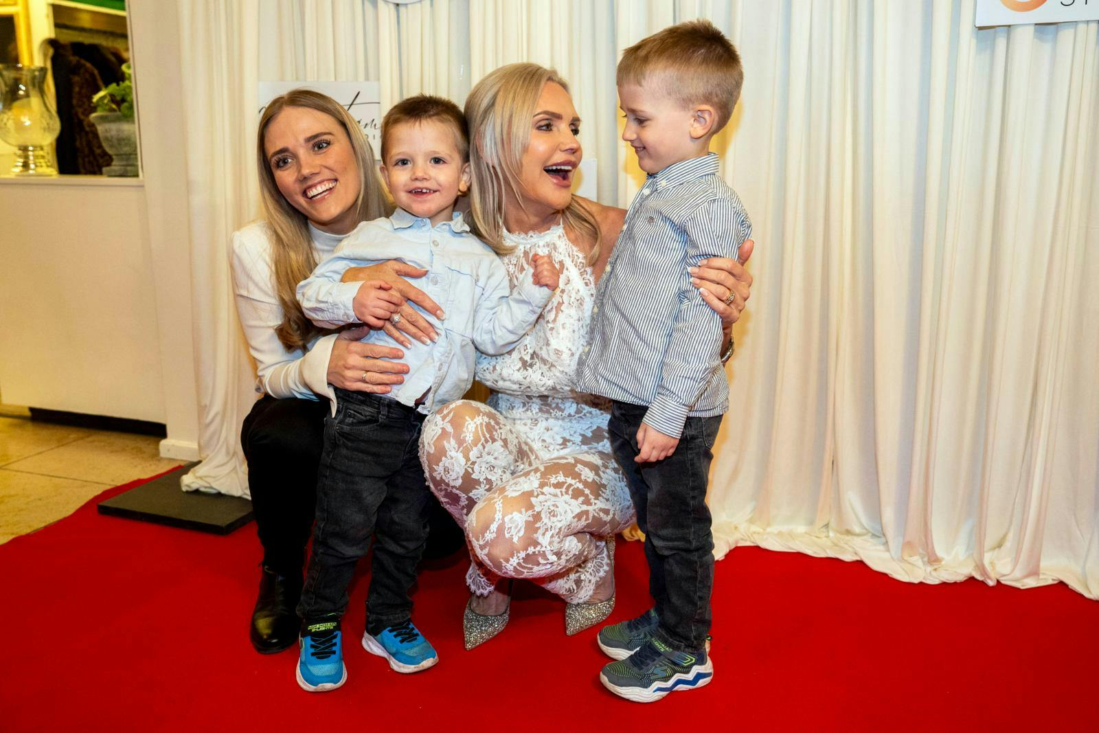 Janni blev tidligere i år overrasket af datteren Nathalie og de to børnebørn. I dag skal Janni tælle til fem for at få alle børnebørnene med på billedet.