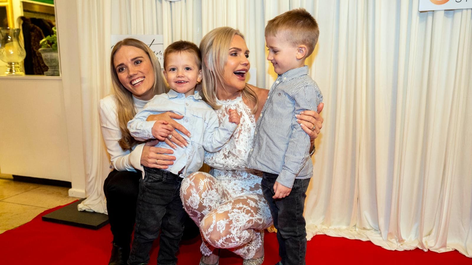 Janni blev tidligere i år overrasket af datteren Nathalie og de to børnebørn. I dag skal Janni tælle til fem for at få alle børnebørnene med på billedet.