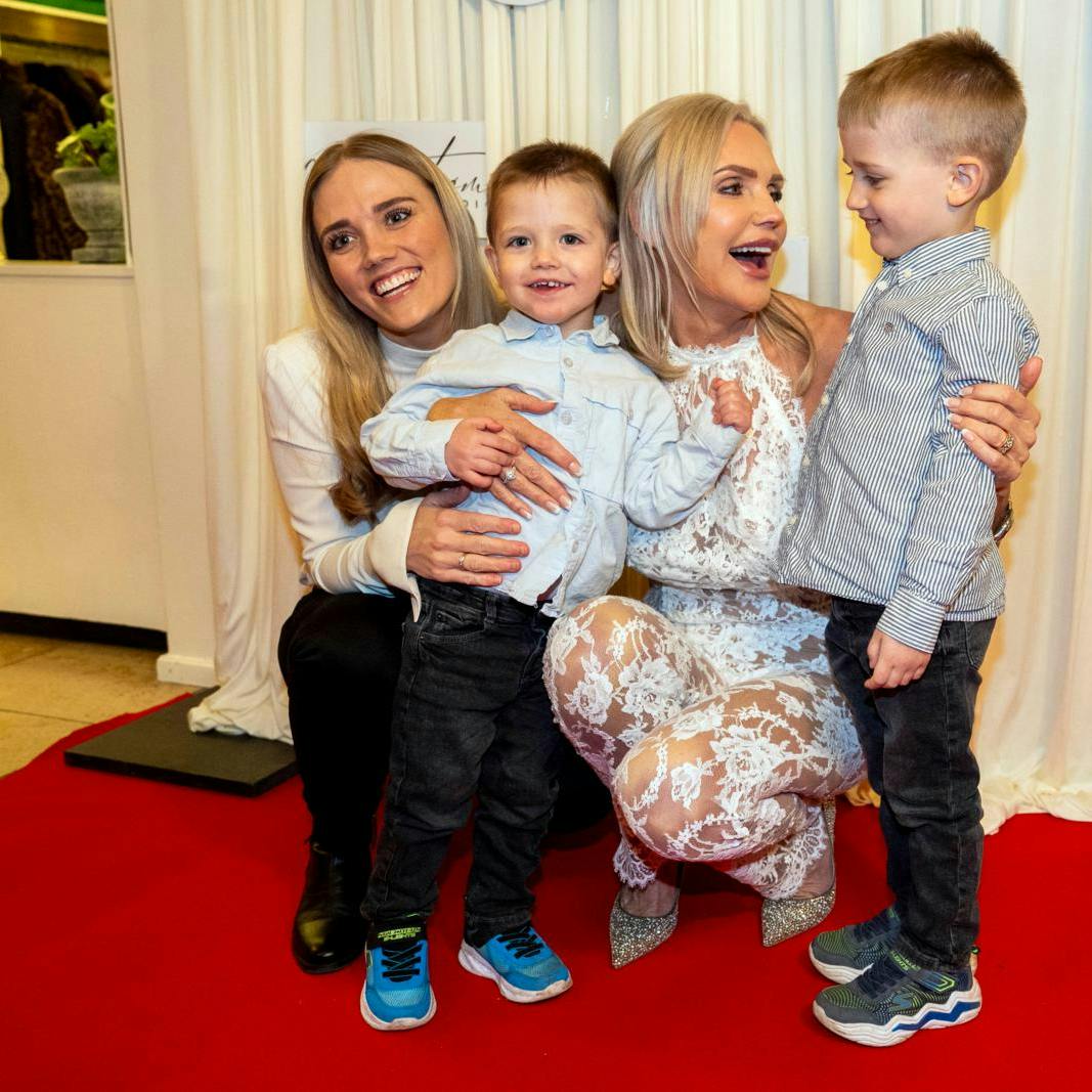 Janni blev tidligere i år overrasket af datteren Nathalie og de to børnebørn. I dag skal Janni tælle til fem for at få alle børnebørnene med på billedet.