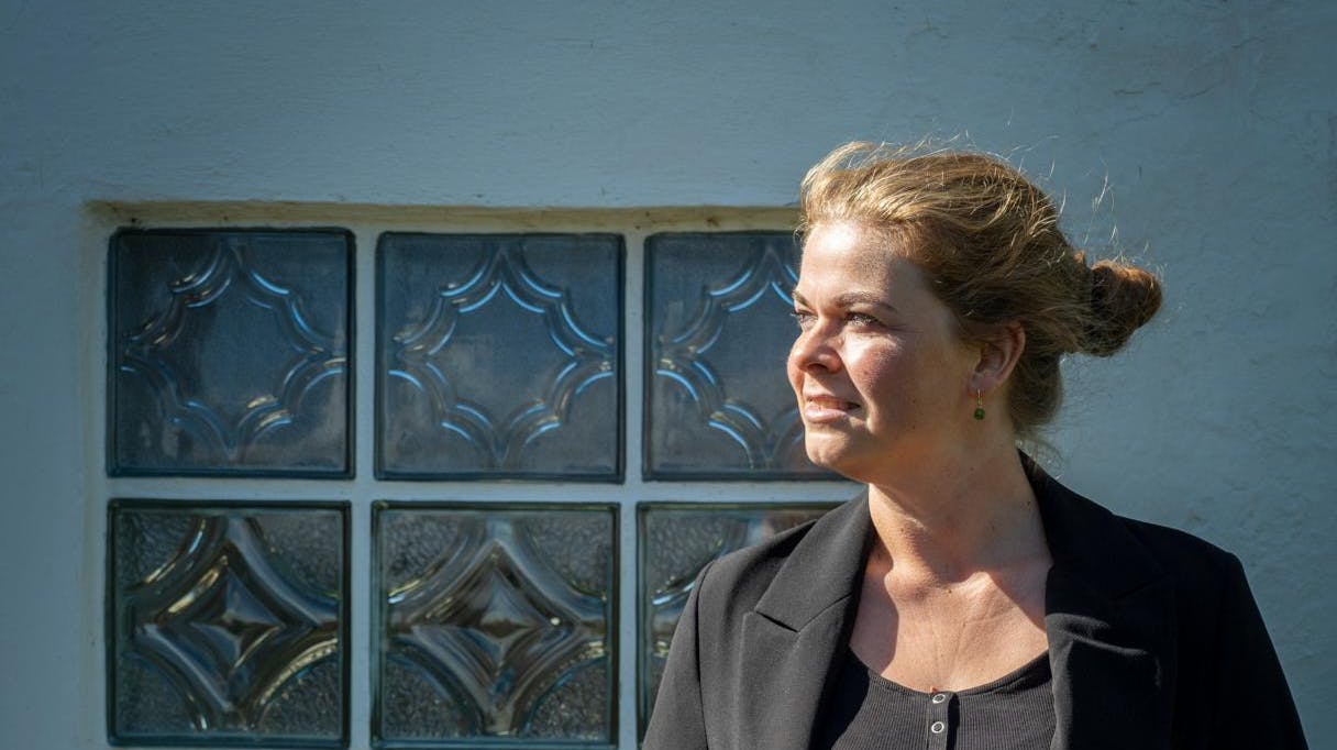 Mobningen satte dybe spor i Laura Lambeks barndom. Nu bryder hun tavsheden i et rystende opslag fra sin gamle skolegård.