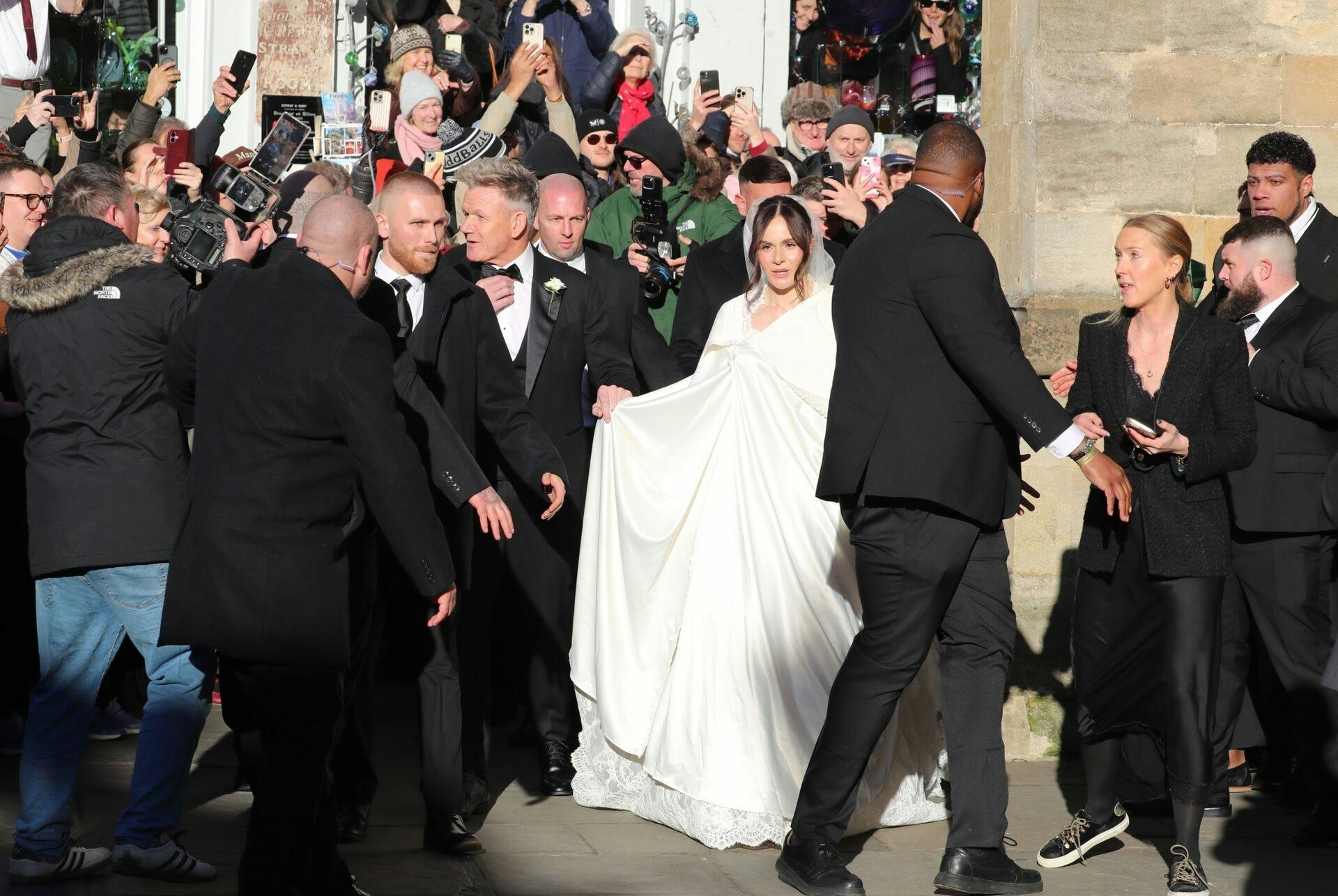 Der var skruet massivt op for sikkerheden under brylluppet, som Adams familie bestemt ikke var velkommen til.