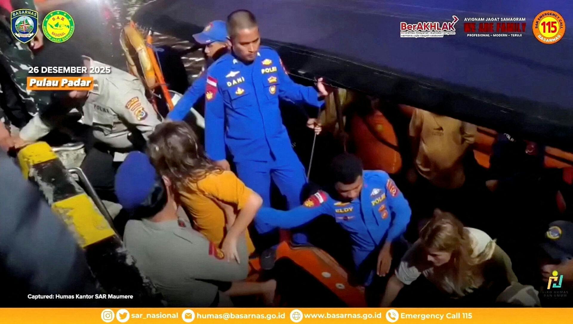 En spansk fodboldtræner og hans tre børn er omkommet i en bådulykke i Indonesien. Flere andre bliver her reddet i land efter ulykken.