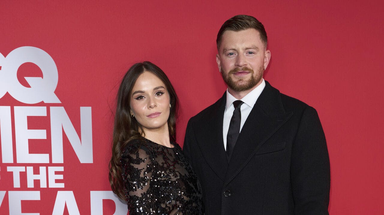 Holly og Adam sagde ja til hinanden men uden det meste af hans familie ved deres side.