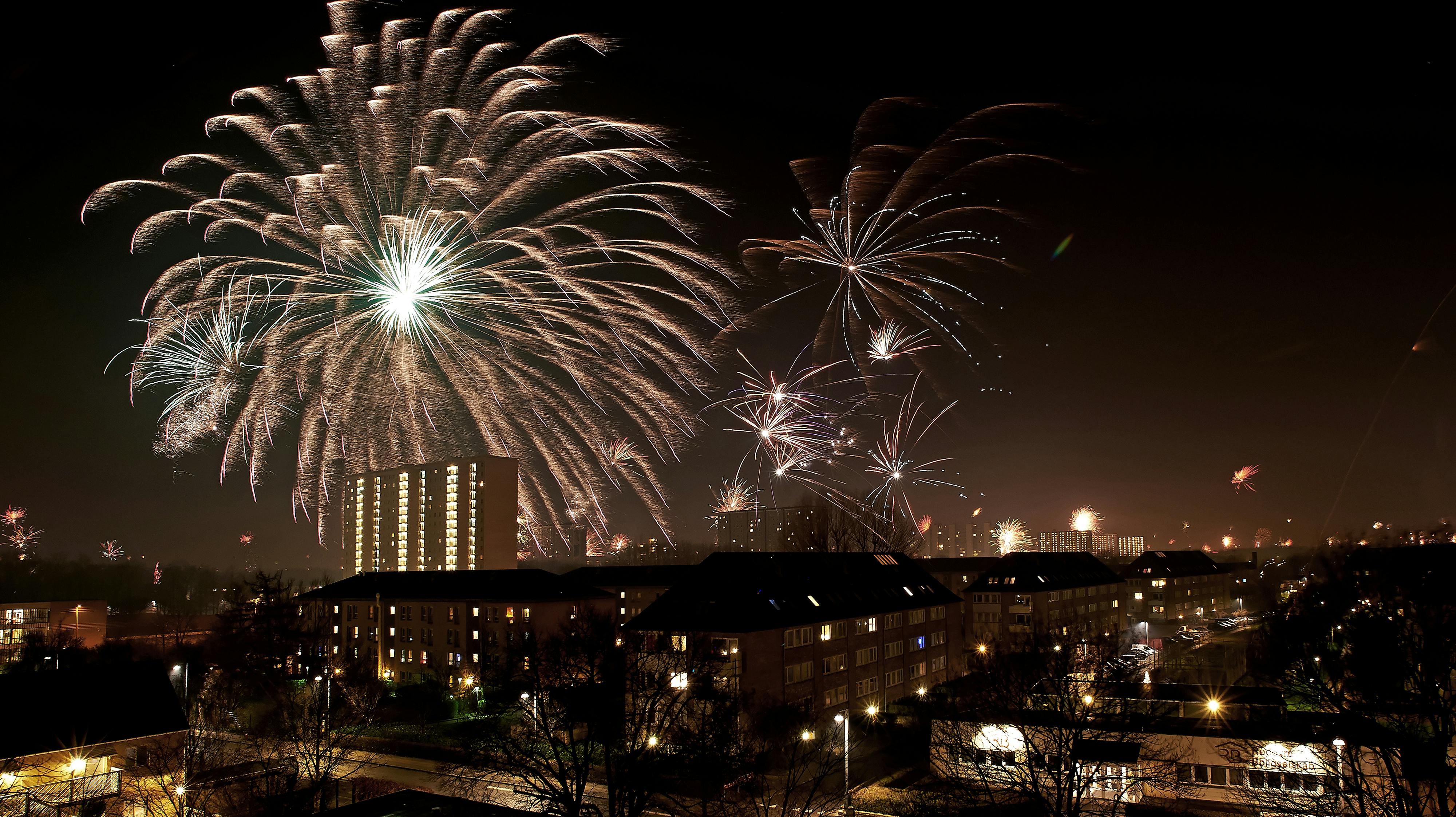 Det er ikke sjovt at fejre nytår, hvis både raketter og humør flyver væk i kulden.