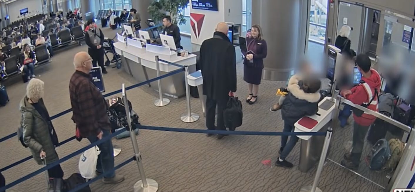 Her ender sporet af moderen og de fire børn, da det lykkes dem at komme ombord på et fly, der bringer dem til Amsterdam.