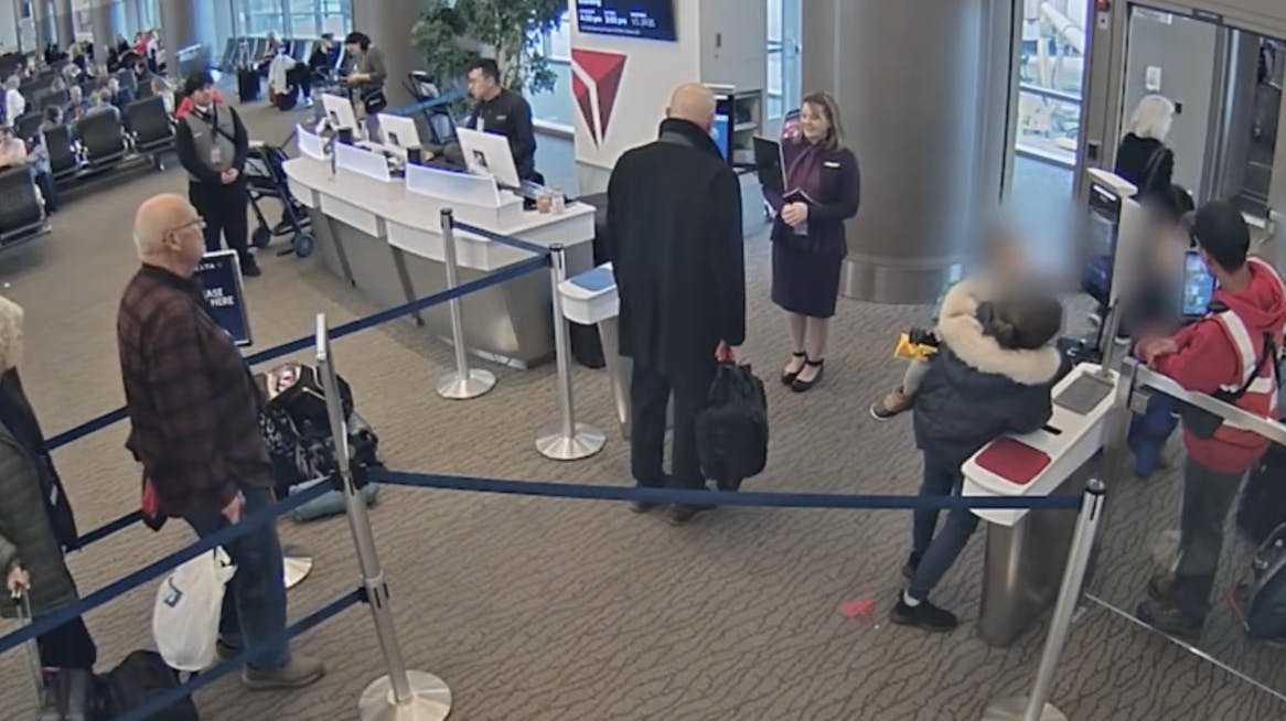 Her ender sporet af moderen og de fire børn, da det lykkes dem at komme ombord på et fly, der bringer dem til Amsterdam.