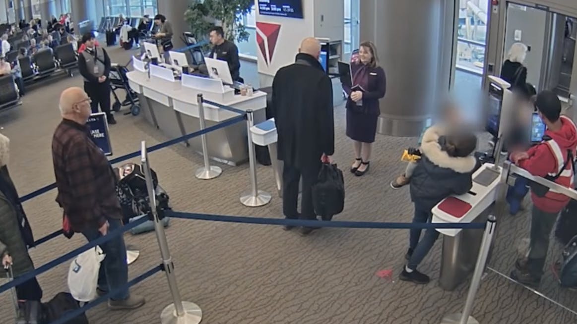 Her ender sporet af moderen og de fire børn, da det lykkes dem at komme ombord på et fly, der bringer dem til Amsterdam.